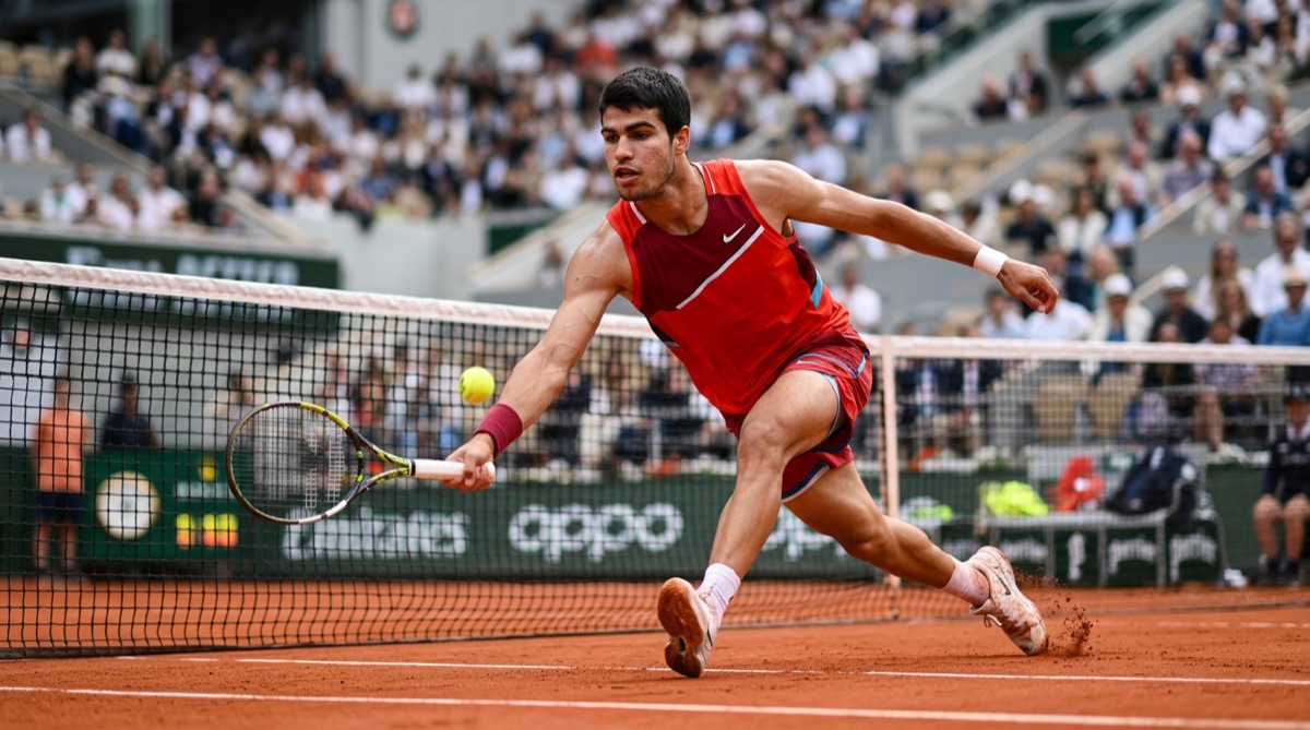 Alcaraz_Net_Approach.jpg alt="Alcaraz approaching the net aggressively"